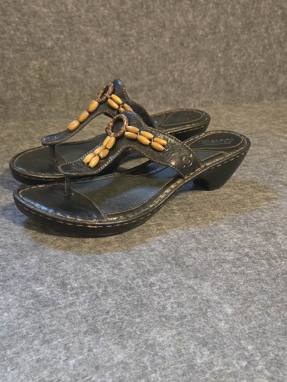 Børn Black Thong Sandals with Tan Bead Accents